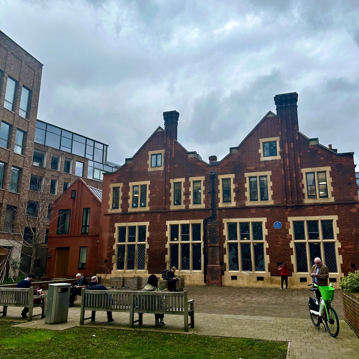 Having a great time at today’s @ImpactInvInst #PlaceCoalition … some excellent conversations with pension fund investors… genuine place based grassroots approach to tackling inequalities 👍👍👍 just for @FionaBLees some fab photos of todays iconic venue @ToynbeeHall