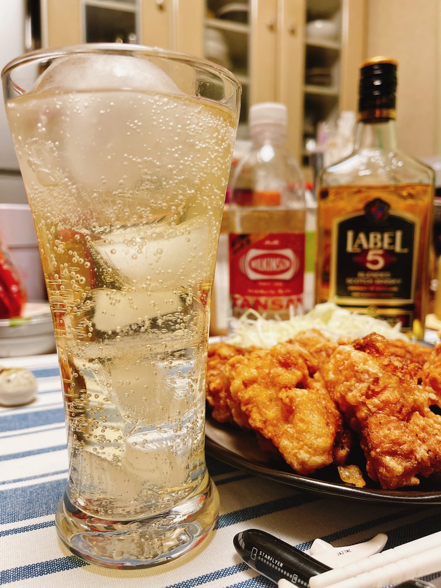 CoreSector's tweet photo. ど〜〜〜してもハイボール🥃と唐揚げが食べたくなって頑張った✨️
下味は🧄,🫚,バーブ塩,黒胡椒,マヨ,醤油,酒でしっかり味付け♪
片栗粉と卵白つけてサクッカリッ唐揚げ完成👏✨
鶏もも2枚で12個のでっかい唐揚げ‼️
最ッ高〜〜に美味しかった〜〜‼️😆👍💕
#ハイボール #唐揚げ #マヨ #晩酌 #label5 https://t.co/dgon6fctgl