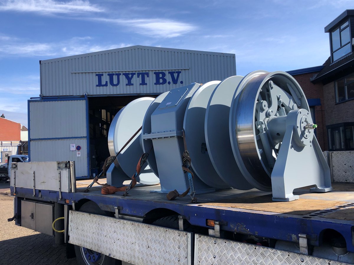 LuytGroep's tweet photo. 🛠 Splinternieuwe #LUYT #sleeplier rolt uit onze fabriek in #DenOever & gaat op weg naar #Urk voor installatie aan boord van #multicat 'Destiny' van KW Trans Shipping @kwtrans
3️⃣0️⃣tons sleeplier met #hydraulische #bediening voor toepassingen in #duw- & #sleepvaart & #transport https://t.co/qwak91foau