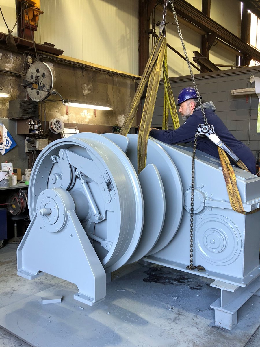 LuytGroep's tweet photo. 🛠 Splinternieuwe #LUYT #sleeplier rolt uit onze fabriek in #DenOever & gaat op weg naar #Urk voor installatie aan boord van #multicat 'Destiny' van KW Trans Shipping @kwtrans
3️⃣0️⃣tons sleeplier met #hydraulische #bediening voor toepassingen in #duw- & #sleepvaart & #transport https://t.co/qwak91foau