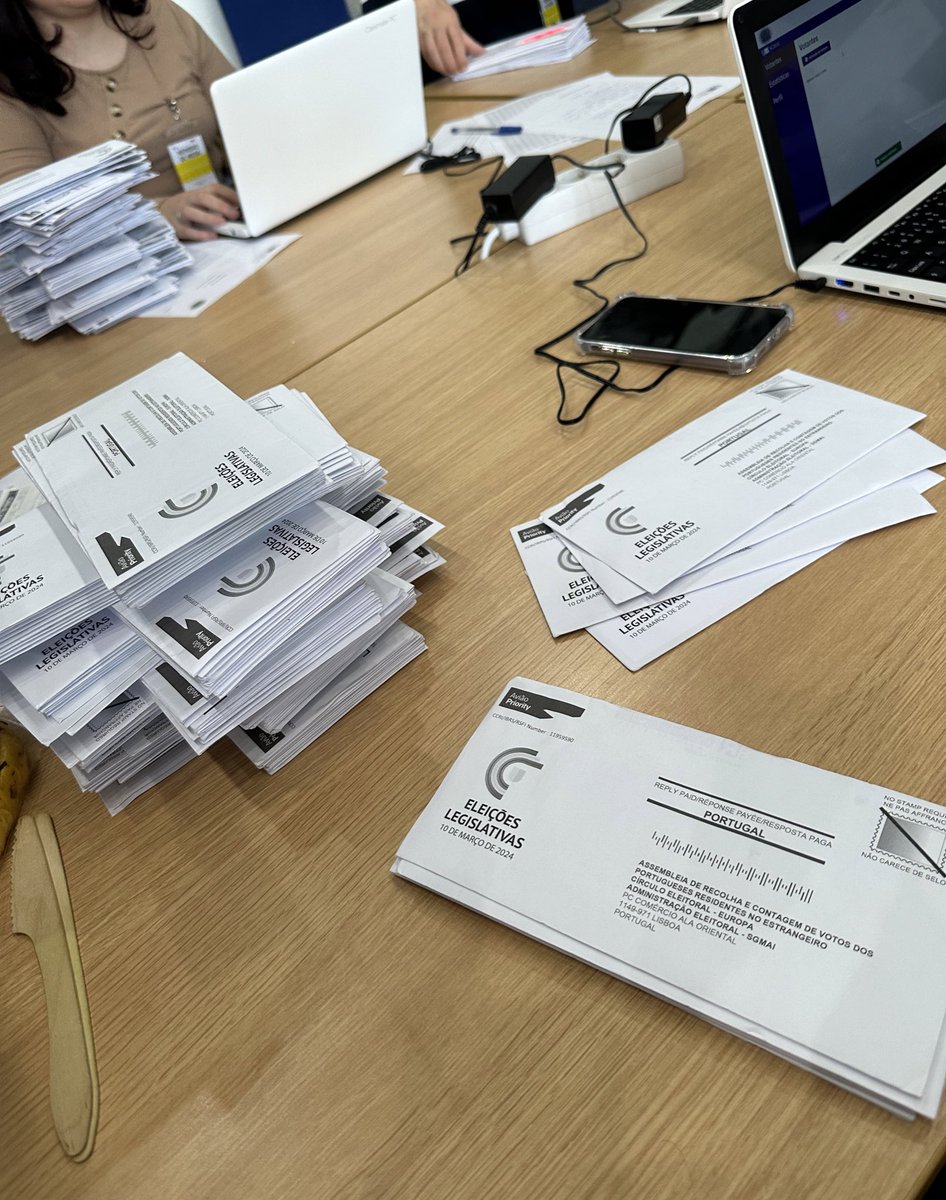 cataxschitco's tweet photo. A contar os votos do estrangeiro. Mais de metade dos envelopes que abrimos continuam a ser anulados por burocracias estúpidas. Já era tempo de nos revoltarmos com isto. #CNEVERGONHA https://t.co/irWGuydFrb