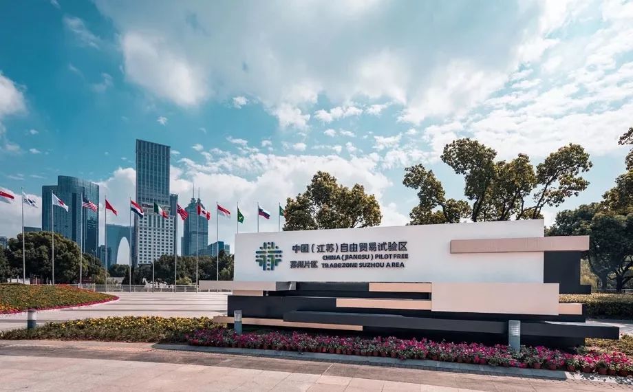 SIPnewscenter's tweet photo. Cooperating with @IMDAsg, #SIP recently oversaw its first electronic Bill of Lading between #Suzhou and #Singapore. This promotes China-Singapore cooperation in the field of digital trade and will streamline mutual trading. #SIP30YearsOn https://t.co/ysB04X9bao