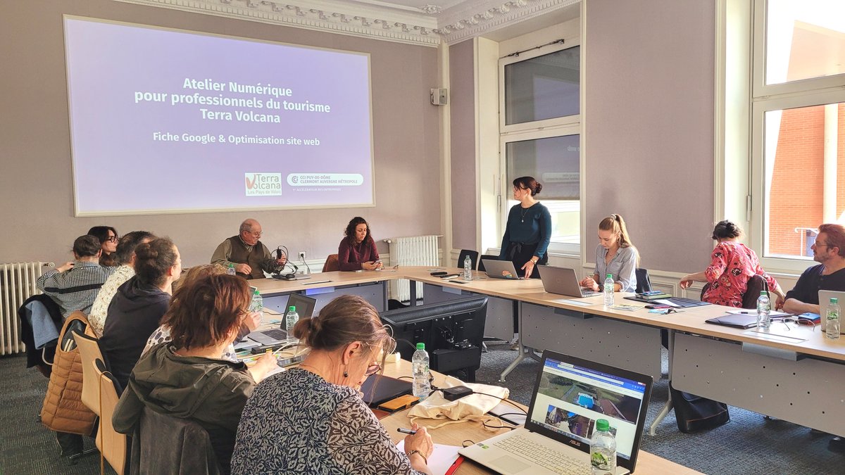 ccipuydedome's tweet photo. 📷 C'est parti pour notre atelier numérique avec les professionnels de l' Office de Tourisme Terra Volcana !
30 participants enthousiastes et investis le suivent avec attention.... #atliernumérique #fichegoogle #optimisationseo #CCI #Clermontferrand https://t.co/8HPRFa8xwy