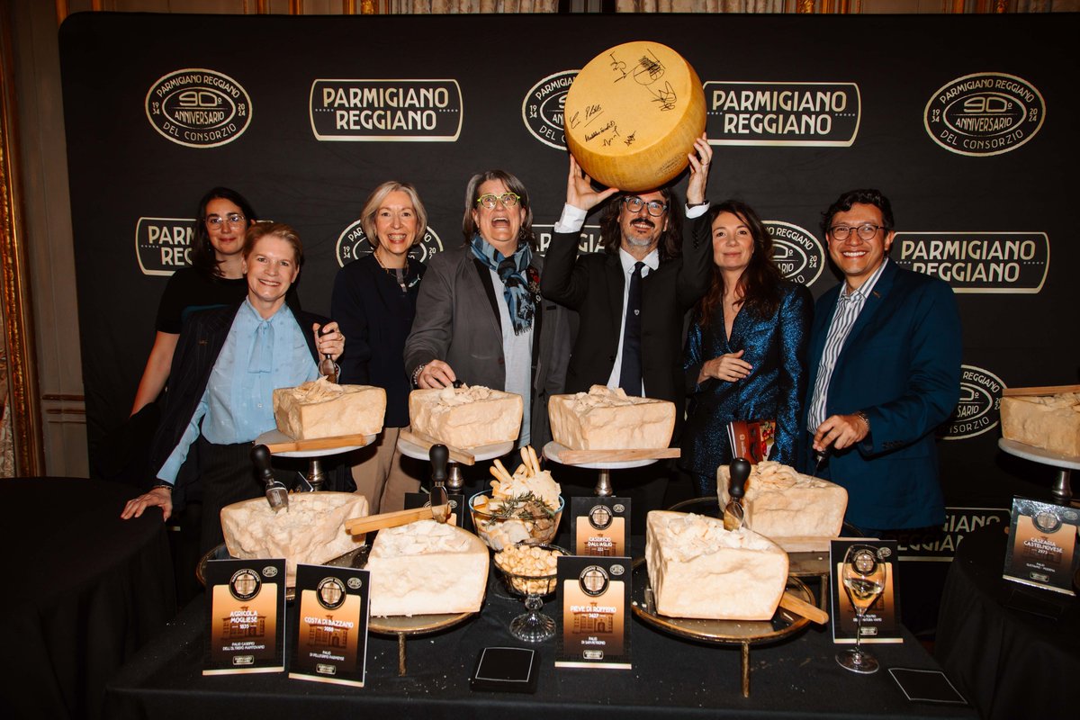 [Client] 🇮🇹 @TMA_team a eu l’honneur d’accompagner le Consortium du Fromage Parmigiano Reggiano (@theonlyparmesan) à l'Ambassade d'Italie à Paris (@ItalyinFrance) pour célébrer son 90ème anniversaire en  présence de l'Ambassadrice Emanuela D'Alessandro, du chef Massimo Bottura de