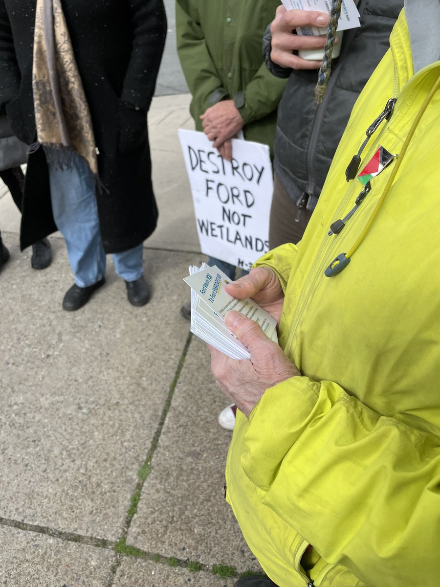 THANKS to all those who came out to talk with us in Dundas this weekend! 💚 People need to know about Ford’s plans to: 💰raise gas rates so WE ALL PAY for Enbridge’s new polluting gas lines🔥 💧put #HamOnt wetlands on the chopping block for developers❌