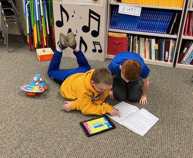 🎶🤖 Mrs. Staymates and her 4th graders fuse music and robotics, coding Dash to play the Xylo! 🚀 Creativity meets tech as melodies intertwine with algorithms. A symphony of innovation! @RVSDSuper @SbgPrincipal @WonderWorkshop 🎵🤖