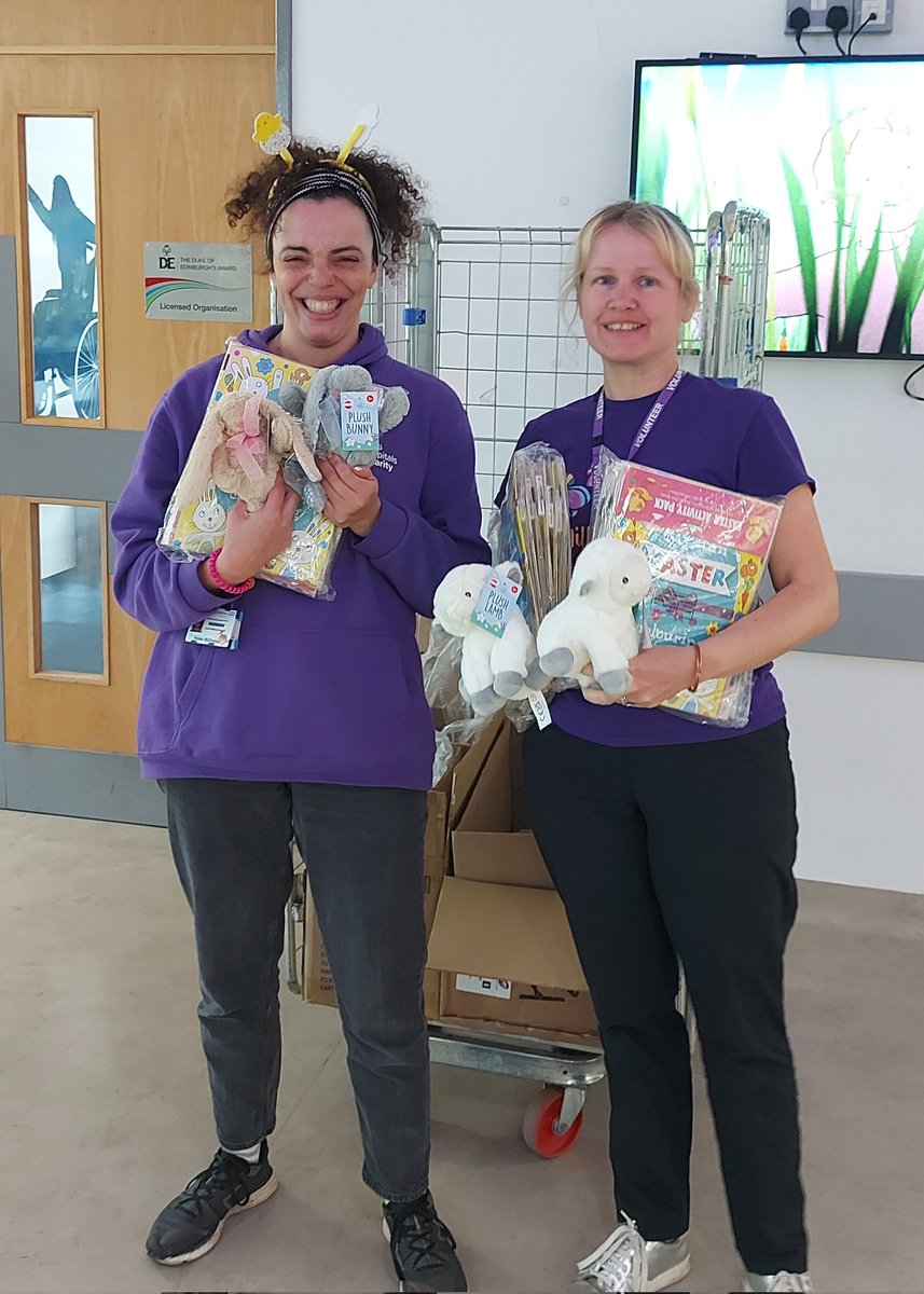 🙏Thanks to your donations we donated - ✨️100 plush bunnies 🐰 and lambs 🐑 ✨️80 Art and Craft Activity Packs Ducky from at @leedshospcharity coordinated our delivery on behalf of the play team at Leeds Children's Hospital #workingtogether @leedshospitals @Leeds_Childrens