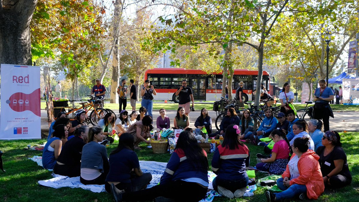 Mejorar la convivencia vial es tarea colectiva. En el #MesDeLaMujer conductoras de @DTPMet y ciclistas se reunieron para conversar e intercambiar ideas que aportan a un espacio vial seguro. La Unidad de Movilidad Activa de #Sectra promueve este tipo de actividades ciudadanas.