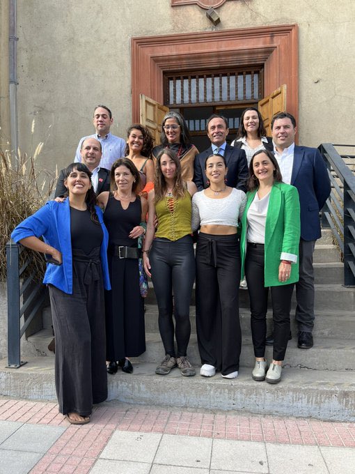 Sernatur's tweet photo. En el mes de la mujer, es un orgullo para Sernatur presentar la serie documental #Extremas, que muestra alucinantes destinos e inspiradoras historias de deportistas chilenas 🏄♀️🚴♀️🏊♀️. En este hito participó nuestro DN @cristobalbnitez, el ministro Jaime Pizarro y otras autoridades. https://t.co/NLYBzPLyaN