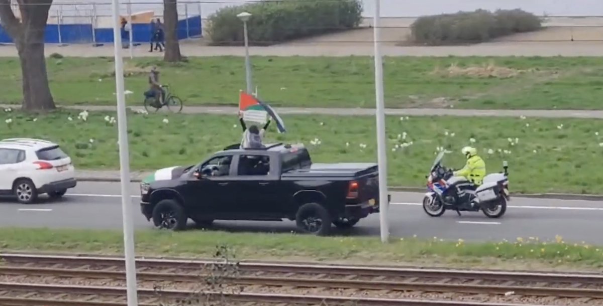 Dit is dezelfde politie die met zes man op de stoep stond bij Hans Teeuwen, maar als je moslim bent die zich kleedt als Hamasterrorist en een grote vlag uit de auto laat zwaaien - dan komen Halsema’s politiehonden je kwispelend begeleiden. Wat een gotspe nijmansnieuwsbriefje.nl/p/de-vrijwilli…