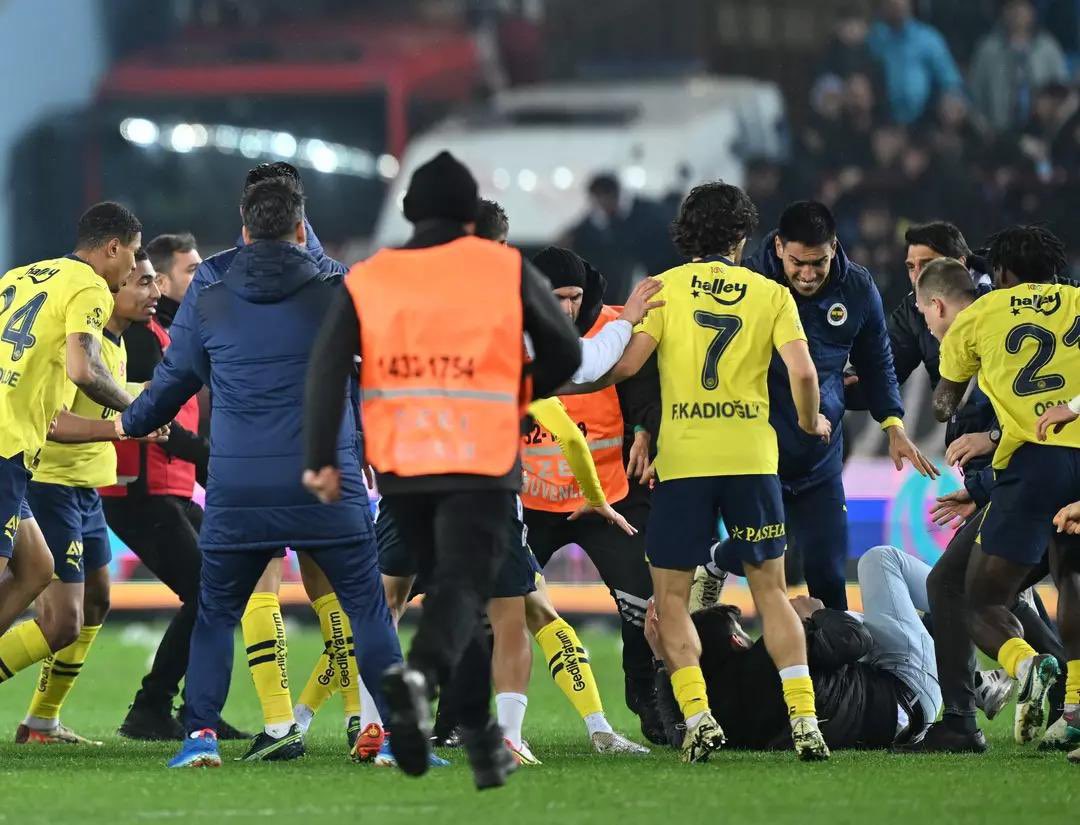 61saat's tweet photo. #SONDAKİKA Egemen Korkmaz: "Orada Trabzonspor taraftarının yerde tekmelendiğini görünce dayanamadım. Bir taraftara kaç kişi vuruyordu, bu insanlığa sığmaz.“ https://t.co/g3A8SUk1cm