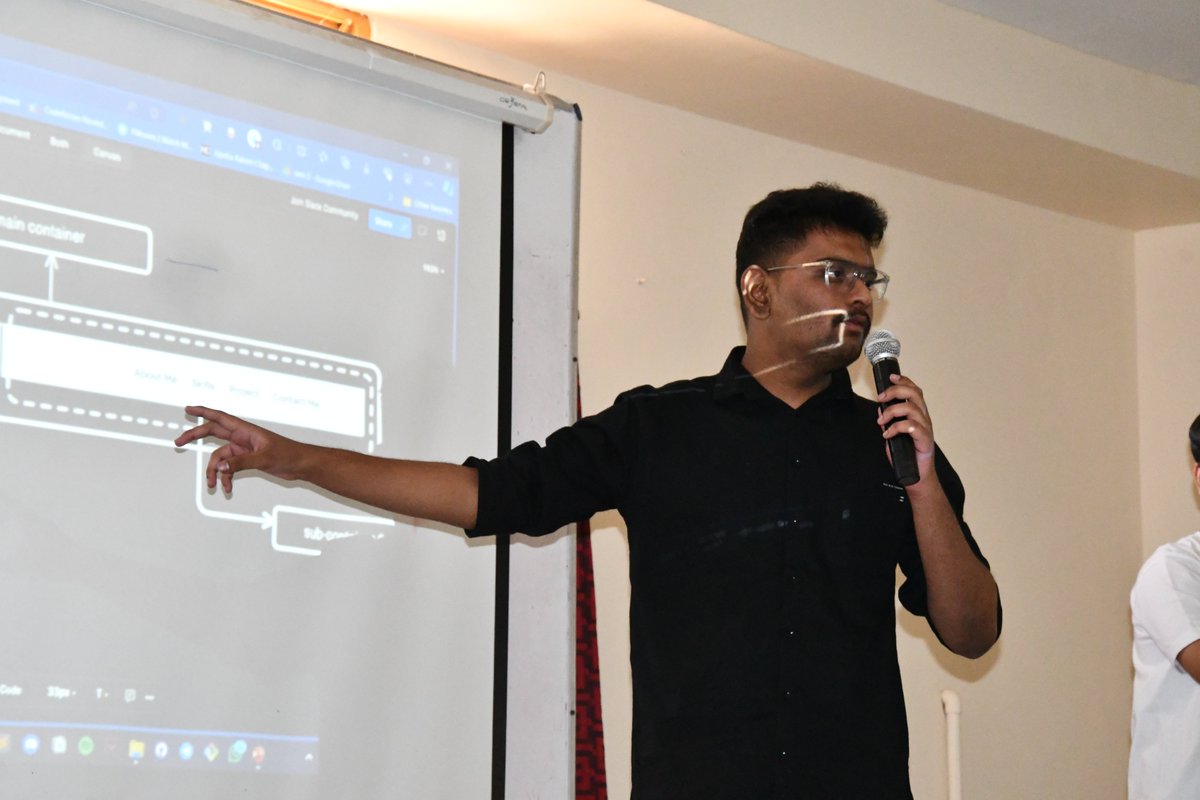 Chinmay0408's tweet photo. Specialist on CF taking sessions on web-dev. First time as a speaker, was fun experience https://t.co/6gJcdnyt6V