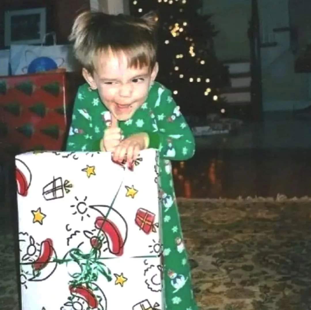 FLASHBACK: El actor comediante Jim Carrey abriendo regalos en lo que parece ser la Navidad de 1967. Desde pequeño mostrando sus dotes actorales.
(Foto: Facebook).
 #jimcarrey #jimcarreyfan #jimcarreyart #jimcarreyfans #jimcarreyedit #jimcarreymovies #jimcarreyquotes #actor