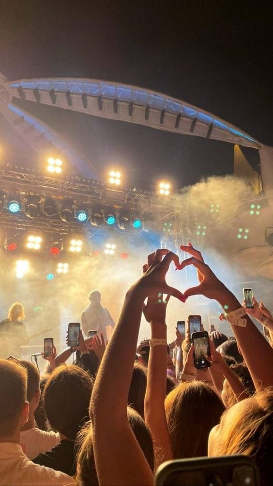 rockitnathan's tweet photo. Dancing under the stars, surrounded by the pulse of the crowd, where every beat feels like a heartbeat of its own. 🎶 #ConcertNights #LiveMusicMagic https://t.co/ClWn5UznJ4
