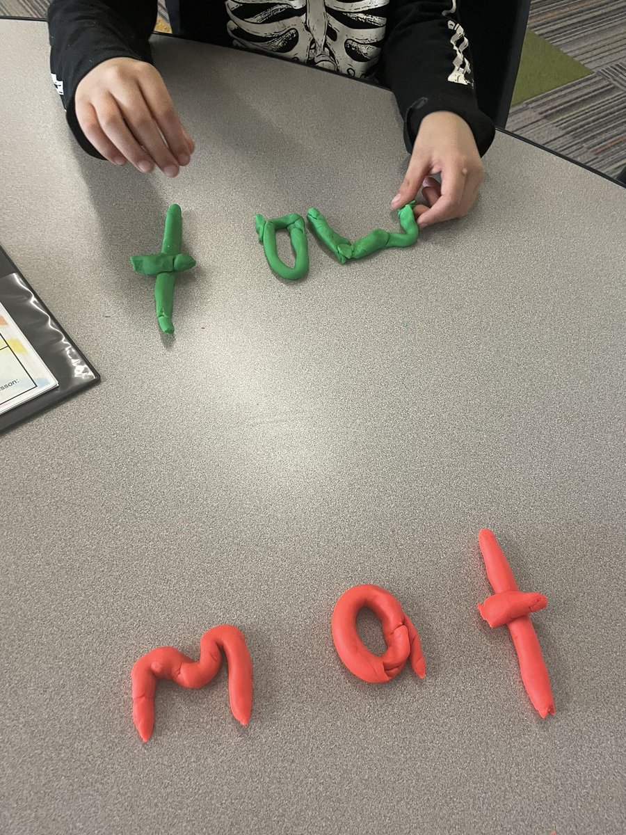 AshleyKenyon89's tweet photo. Blending sounds has been a challenge. Today I tried a tactile approach- and my non-teaching husband gets credit for this idea!! https://t.co/y46dfR968f