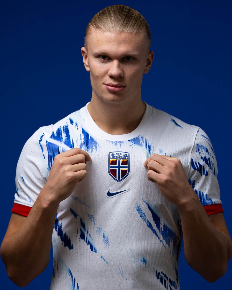 TeamHaaland9's tweet photo. @erling With the new jerseys 🇳🇴 https://t.co/tTiKzQpydM