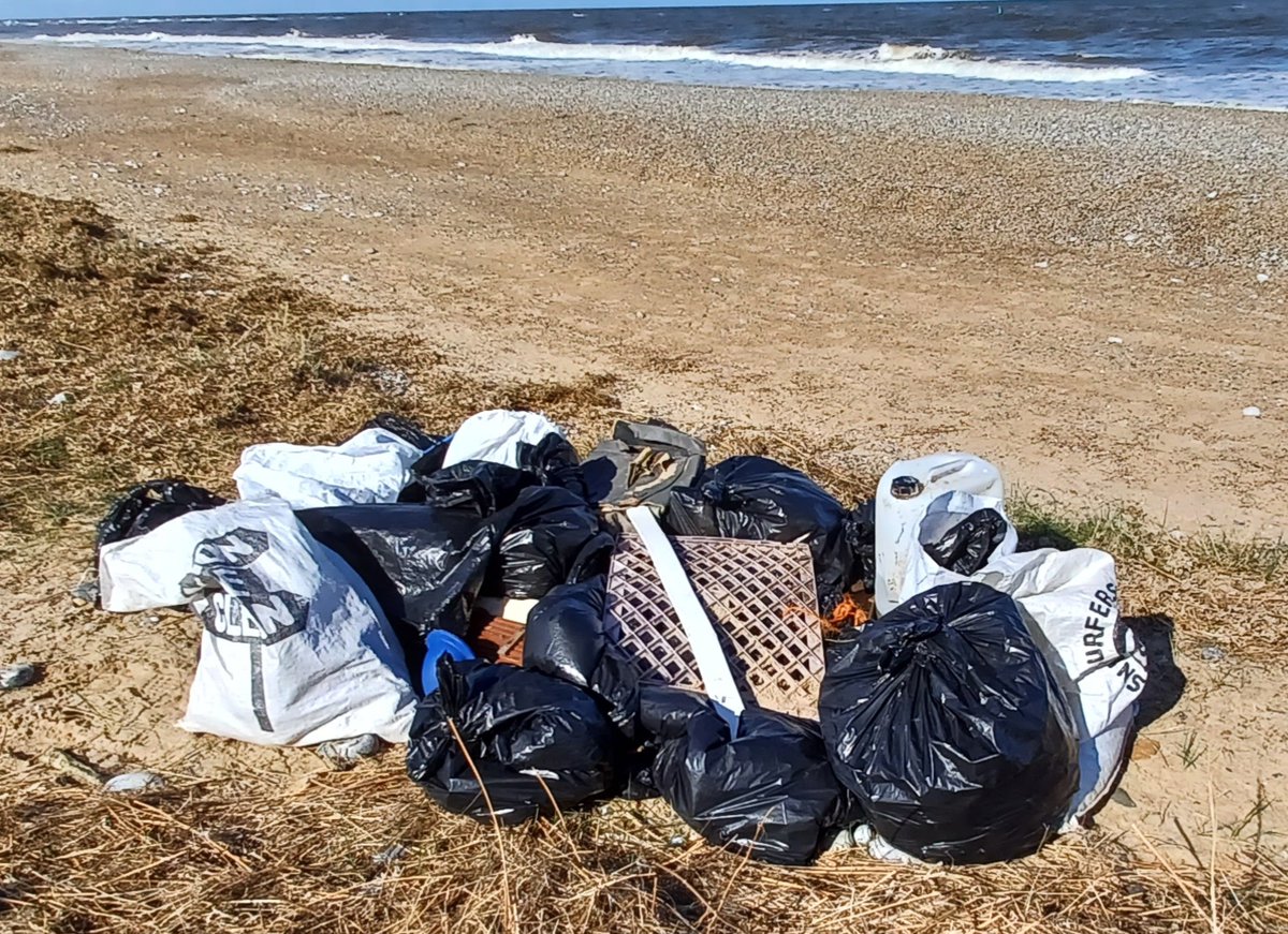 A big THANK YOU to the volunteers from Blakeney Harbour Association, and to Beans Boat Trips and Temple Seal Trips, for helping out with Saturday's litter pick on Blakeney Point ahead of ground-nesting bird season. 👏👏