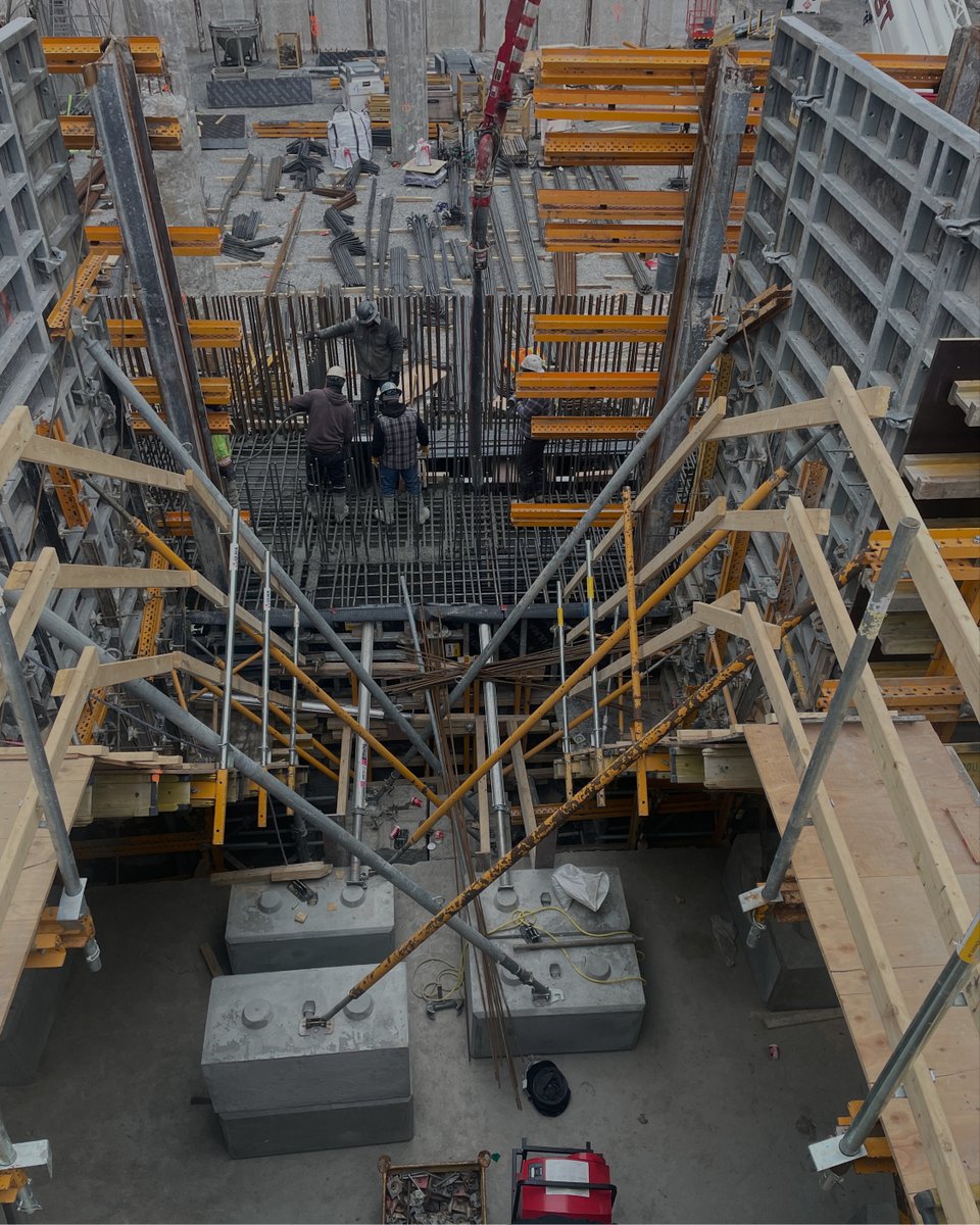 CollecdevTO's tweet image. Construction is progressing swiftly at Cielo Condos.

Soon to adorn 300 Bloor St W, combining urban flair with The Annex&apos;s Victorian charm.

collecdev.com/community/ciel…