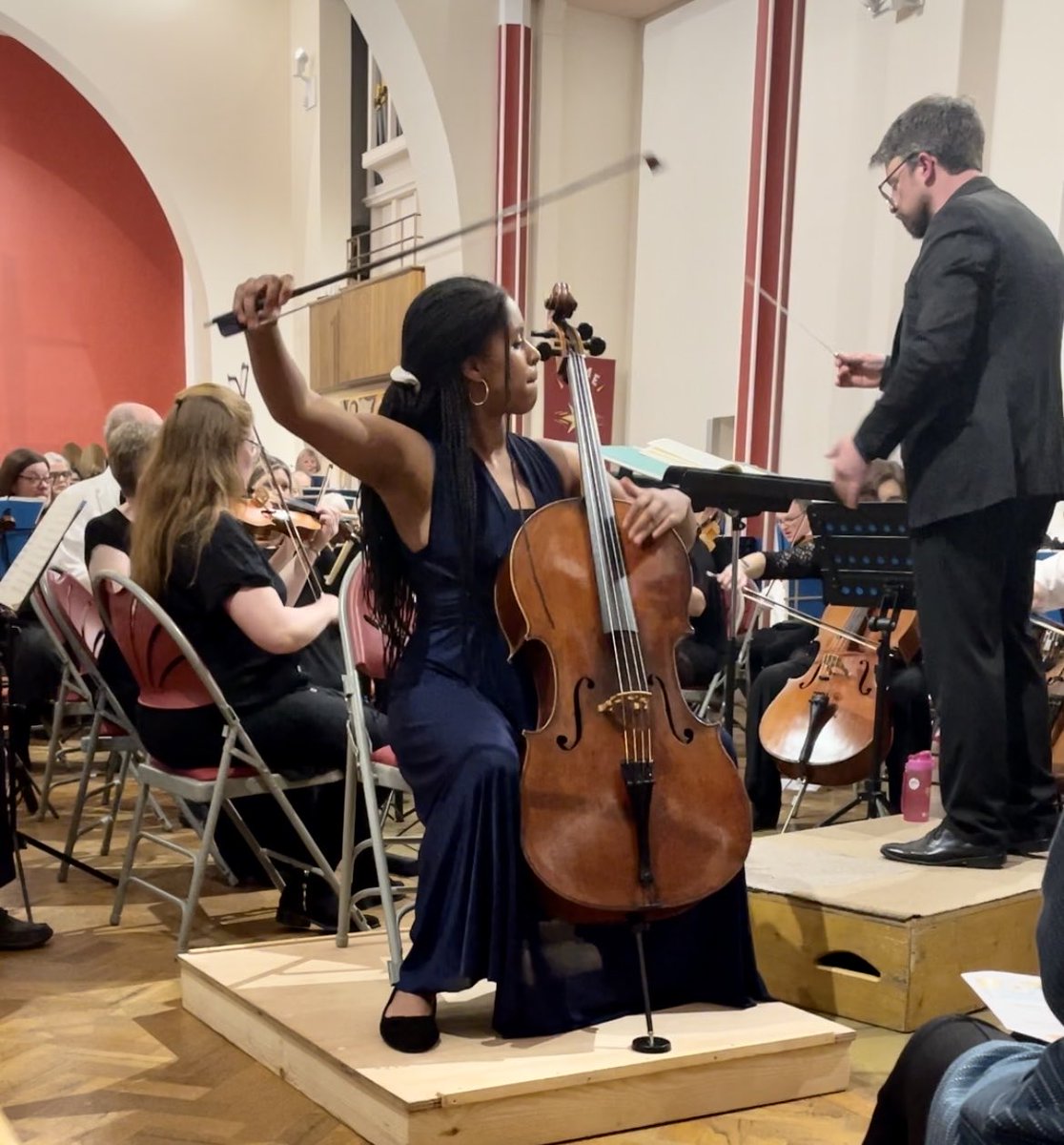 Mariatu (14) plays her first concerto (Saint-Saens) 🎉with family @ShekuKM and cello teacher Ben Davies @RoyalAcadMusic to watch! Memories of every sibling performing their very first concerto with Djanogly Community Orchestra in Nottingham- tradition complete 🎻🎶