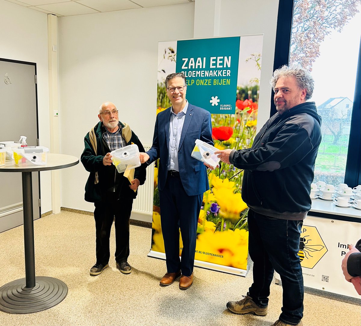 Provincie schenkt 800 vallen aan imkers om Aziatische hoornaar te bestrijden prez.ly/fDHc