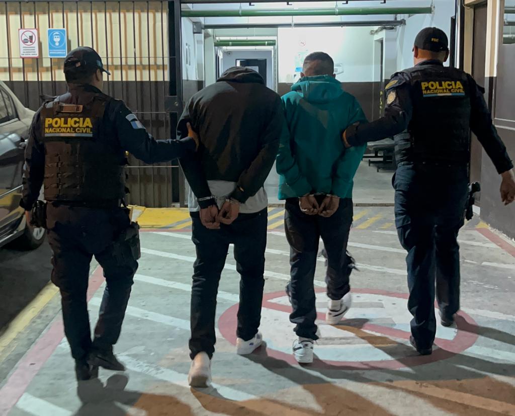 #Capturas ⏩| En seguimiento a una denuncia, dos presuntos asaltantes que utilizaban una réplica de pistola para intimidar a sus víctimas fueron detenidos en Bosques de San Nicolás, zona 4 de Mixco.

Infórmate en #NuestroDiario 📰 y #NDPlay 📱
📷 PNC