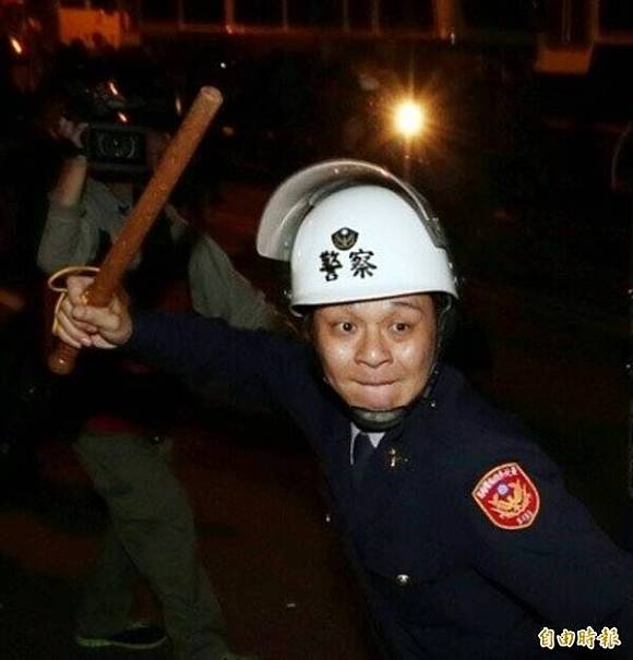 winosaur32286's tweet photo. 十年前這個警察高舉警棍，面目猙獰，把學生們打得頭破血流。國民黨一直不願意交出這個人。

官司結了，此人是誰，不知道。
他有人罩著。
根據四叉貓爆料，這人似乎還升官了。

所以不是我們要恨國民黨，而是你需要分辨誰才是站在國家與人民這一邊。
支持國民黨的民眾黨也一樣，都是中共代言人。 https://t.co/LNNUaxecsO