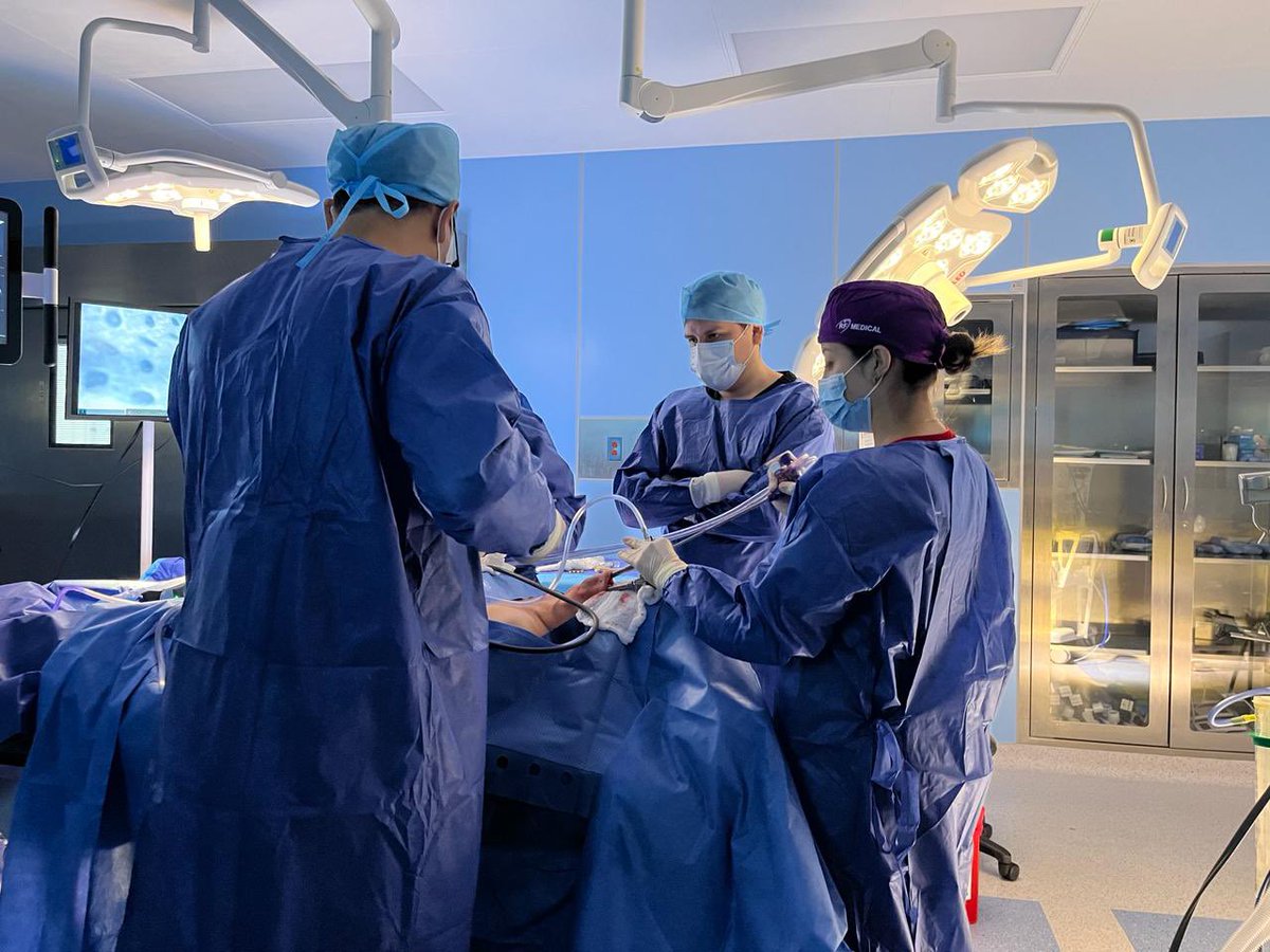 SolcaGuayaquil's tweet photo. ¡Realizamos la primera tiroidectomía robótica transoral del país! 💪🏻
La cirugía robótica transoral brinda al cirujano una mejor visión del cáncer y del tejido alrededor de este. 🏥💙
#CirugíaRobótica #Transoral #ORL #JuntosSomosMásQueElCáncer https://t.co/D40K44j0OS