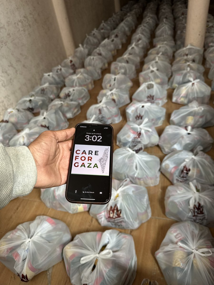 MuhammadSmiry's tweet photo. There’s nothing better than helping your people. #Gaza https://t.co/XdAv53q2bE