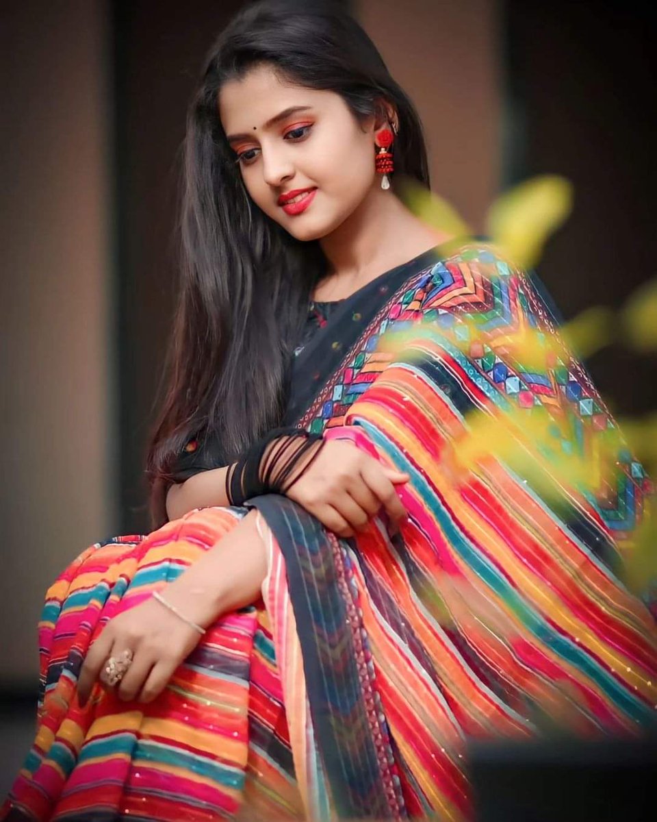 SurbhiAgrwal1's tweet photo. नजर मिलाते नहीं मुस्कराएं जाते हैं
       💕s🧡
बताओ युं भी कहीं दिल मिलाए जाते हैं https://t.co/9WwtdwYtKs