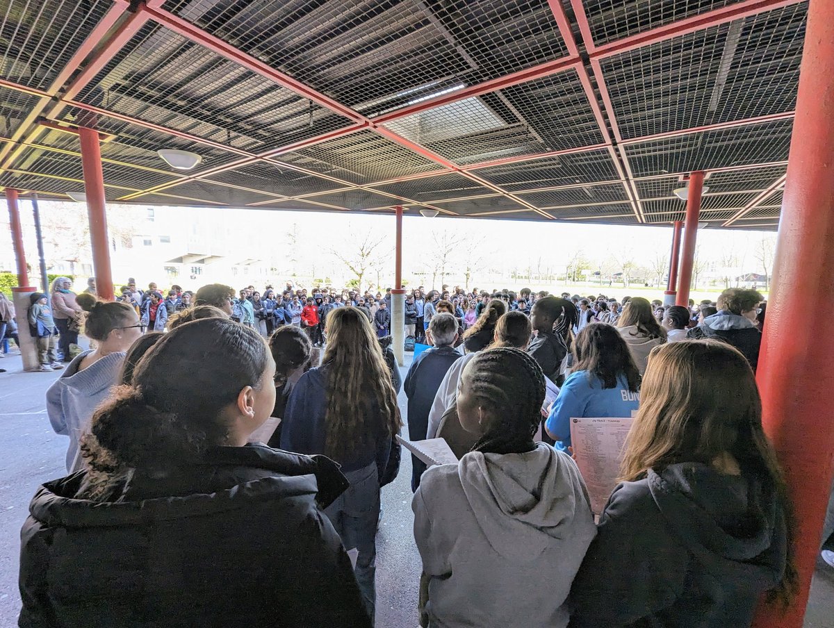 🎼📚 Un moment spécial s'est déroulé au Collège Le Grand Meaulnes cet après-midi ! Tous nos élèves ont profité d'un quart d'heure de lecture en musique. Merci aux élèves de la chorale pour leur prestation. #LeGrandMeaulnes 📚🎼 <a href="/dsden18/">DSDEN du Cher - Académie d'Orléans-Tours</a> <a href="/departement_18/">Département du Cher</a> <a href="/ac_orleanstours/">Académie d'Orléans-Tours</a>