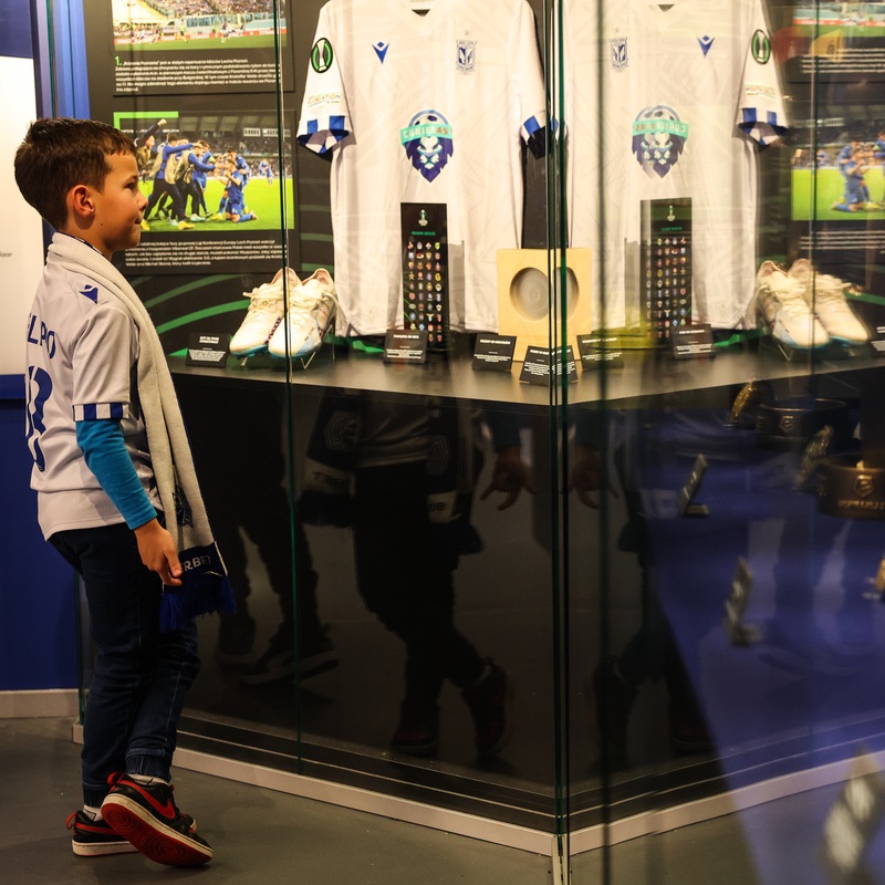 LechPoznan's tweet photo. W 102. urodziny Kolejorza zapraszamy na zwiedzanie stadionu oraz klubowego muzeum! 🎂👀 Przez cały wtorek (19 marca) wycieczki indywidualne będą tańsze o połowę. 

Zobaczmy się jutro na Enea Stadionie! #102Lecha 🔵⚪️➡️ https://t.co/1Z9csY208W https://t.co/b1eSEvjImu