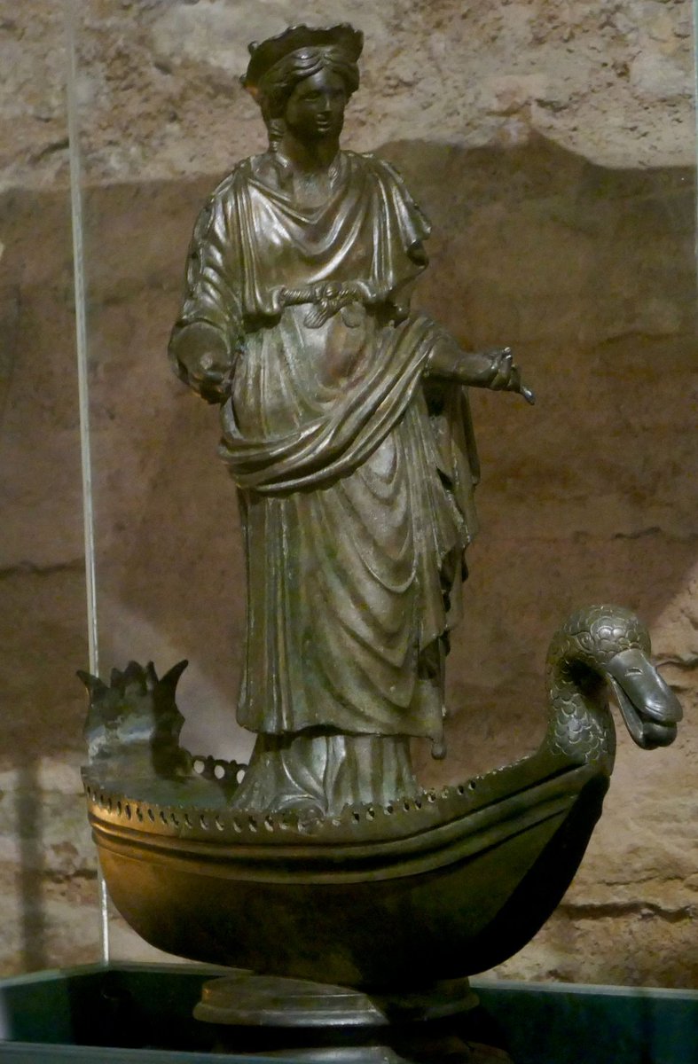 NeuKelte's tweet photo. #MythologyMonday: `The #duck was the #animal of #Sequana, goddess of the source of France’s river Seine, who was often depicted sailing in a boat whose prow was shaped into a duck’s head. Birds are often symbols of #Celtic divinity, especially of goddesses.
1/2 https://t.co/Yo89ZrE0M2