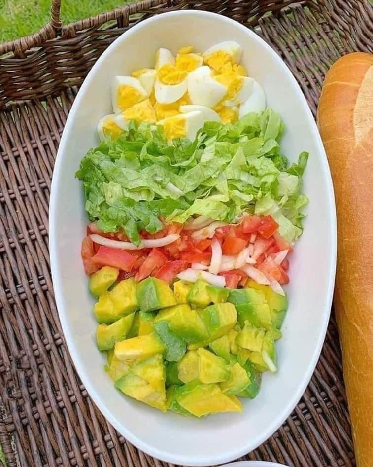 NutriologoGiron's tweet photo. OPCION DE CENA O DESAYUNO 🥗 
Ingredientes:
Lechuga 🥬
Huevo 🥚
Tomate 🍅
Cebolla 🧅
Aguacate 🥑
Aceite de Oliva
Zumo de Limón 🍋
Sal 🧂 https://t.co/HX9iTkbYPS