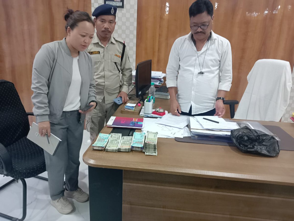 arunachaltimes_'s tweet photo. The flying squad of the Borduria-Bogapani police station (PS) in #Tirap district, led by the Borduria CO and the Borduria PS OC, seized Rs 2,83,000 on 18 March, during regular #checking. The #seized amount was handed over to the Borduria-Bogapani returning officer. https://t.co/boCJW2DnVU