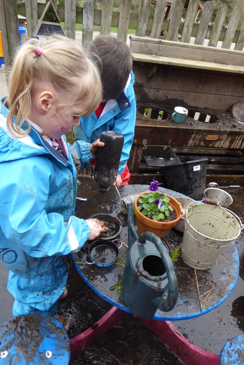 What a creative start to the week. Reception class were outside in the mud kitchen. They really enjoyed making potions. @Muddyfaces @Activesussex