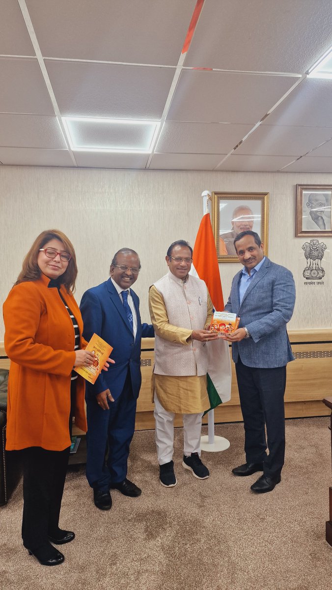 Consul General @venkatifs met with the President & members of Arya Samaj #Birmingham. Received a book written by Acharya Umesh Yadav symbolizing Arya Samaj's contributions to 🇮🇳Indian Independence. 📚 #CommunityConnections