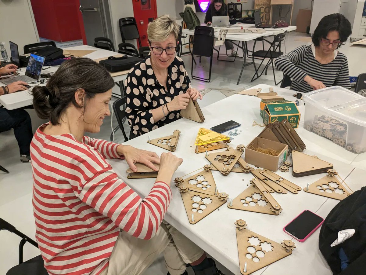 El profesorado asistente a las actividades y talleres de #Aulia puede venir a las #sesionesabiertas a fabricar materiales para sus aulas. Divulgamos el espíritu maker y actividades manipulativas y experienciales con el apoyo de <a href="/FECYT_Ciencia/">FECYT</a> y <a href="/CienciaGob/">Ministerio de Ciencia, Innovación y Universidades</a>