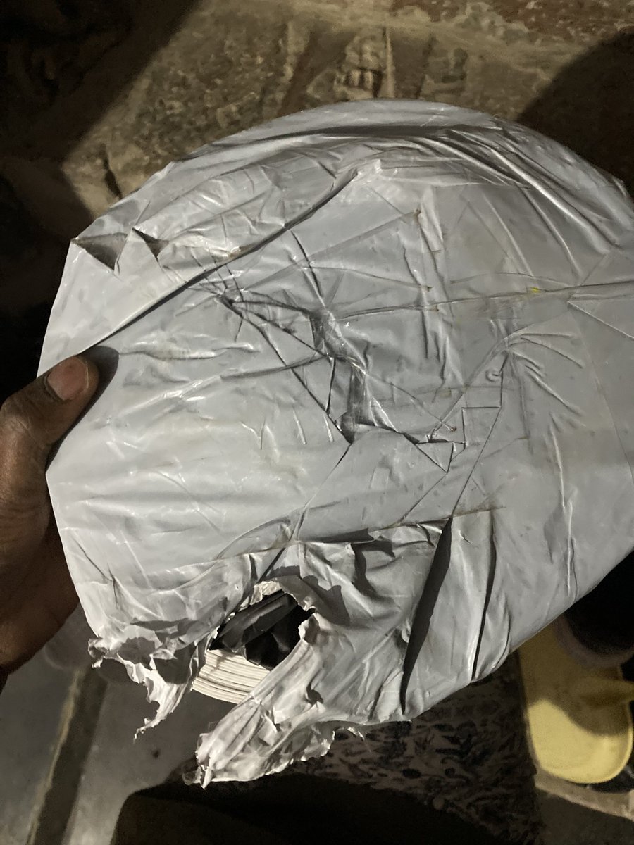 its__rajput's tweet photo. @amazon @AmazonHelp i ordered 5 inch and recieved 3 inch and ordered 60m recieved 30m bundle. किसी साइड तो पूरा देदेते आमेजन वाले चाचा ना नाप पूरी ना साइज #amazonscamers #amazon #fuck🤬🤬 https://t.co/hcBfCSspZ7