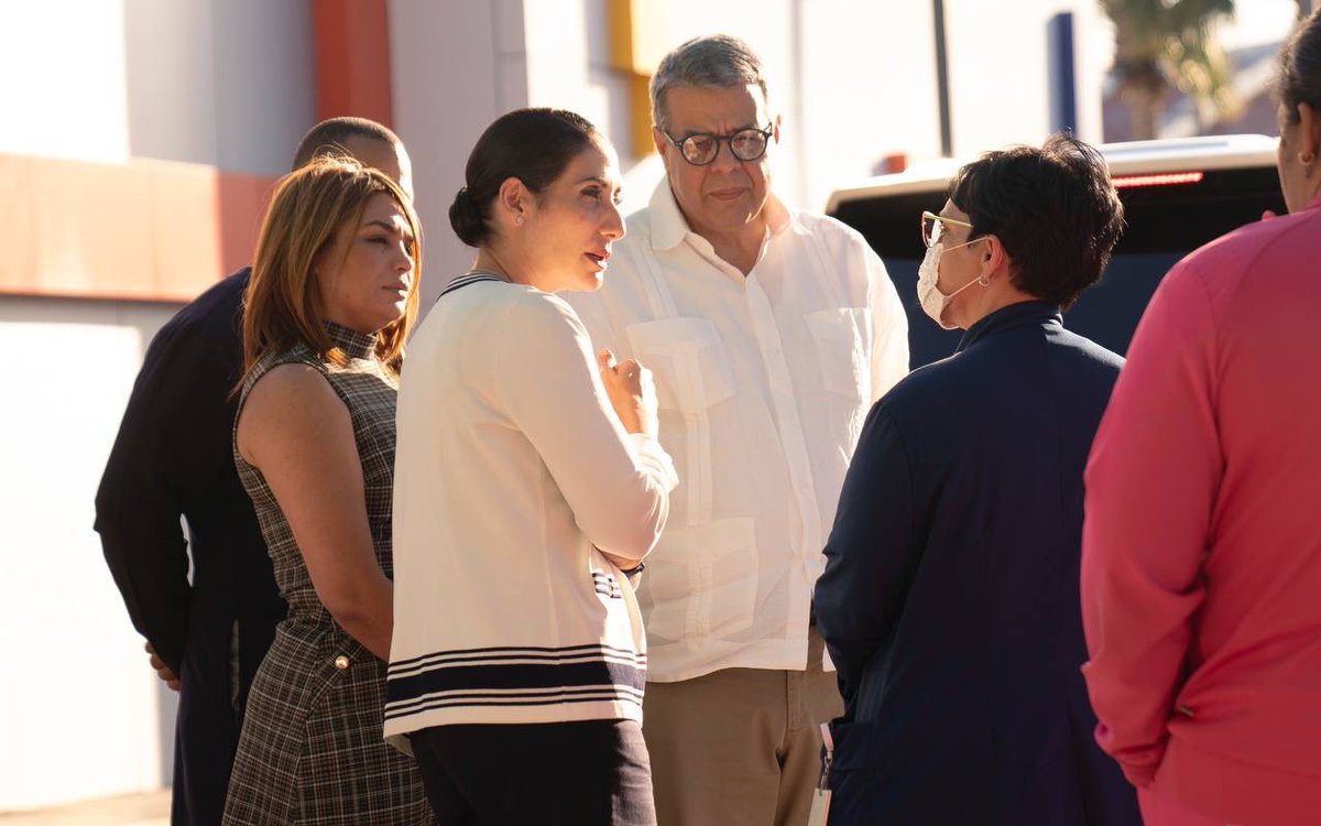 raquelarbaje's tweet photo. Justo ayer, tras una jornada llena de actividades, visité el Hospital Infantil Dr. Arturo Grullón para brindar apoyo a los familiares de las víctimas del trágico evento en el carnaval de Salcedo. Luego de la triste noticia de hoy sobre el fallecimiento de Aquiel Diloné, quiero que sus familiares sepan que en estos momentos difíciles no están solos.

Cuenten con mi apoyo, mi amor y mis oraciones. Que encuentren consuelo en la fe. Dios está con nosotros y en estos momentos oscuros, Él nos da la fuerza para superar esta prueba.

A los doctores Manuel Lora y Alexis García y las doctoras Cintia Núñez, Yocasta Lara y Alicia Rivas, y a todo el equipo médico, les agradezco su incansable labor y dedicación.