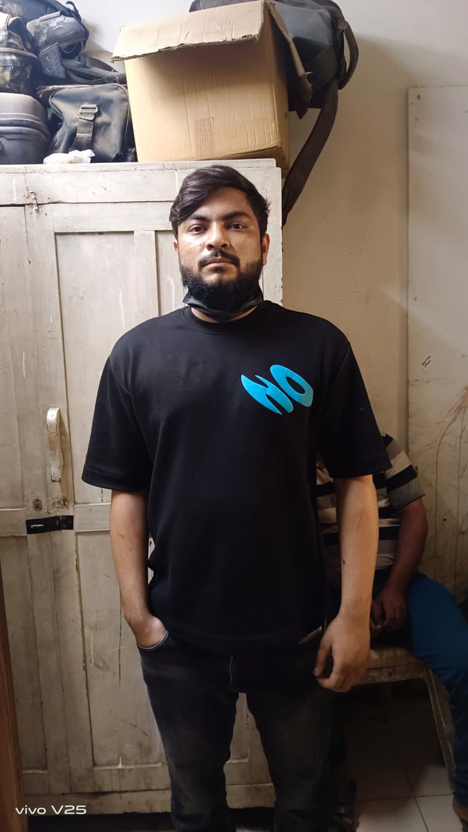 BandhuNews_in's tweet image. ओशिवारा पुलिस को बड़ी सफलता हाथ लगी है, कई दिनों से फरार चल रहा हिस्ट्रीशीटर ड्रग्स तस्कर लॉरेंस बिस्नोई गिरोह के सदस्य फिरोज मौला शेख को किया गिरफ्तार,  #NCB CR No, 51/2021,
@narcoticsbureau मुंबई से भी वांटेड है,
#Mephedrone #MD
#DrugPeddler
#LawrenceBishnoi
#MumbaiPolice…