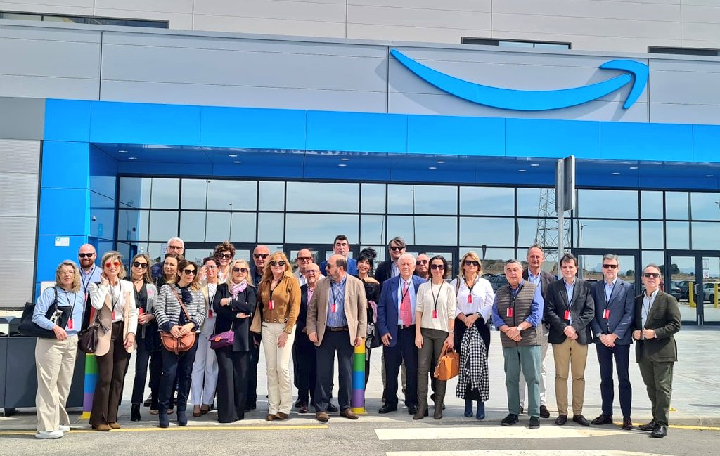 circuloeconomia's tweet photo. Hoy hemos visitado el centro logístico de @amazon en Murcia. Uno de los centros más avanzados del mundo. Innovación tecnológica del máximo nivel en la Región de Murcia. Gracias a todo el personal del centro por su disposición y amabilidad y a @AED_es por hacer posible esta visita https://t.co/CrRroqnnUr