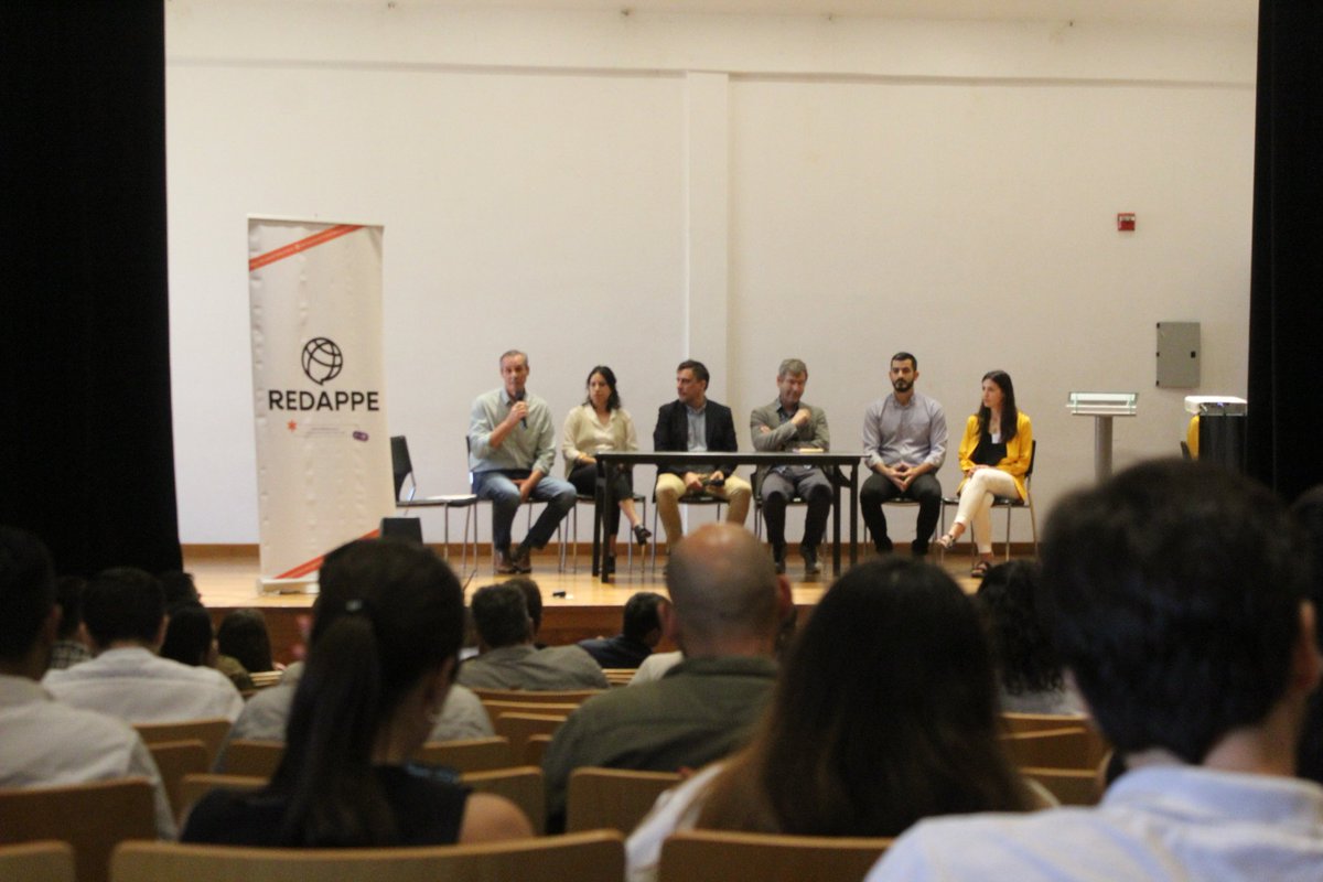 carlaabrizuela8's tweet photo. Apertura del taller de Co-creación de #IndicadoresClimáticos de @REDAPPE 🌎
Capacitar y empoderar agentes locales en el desarrollo e implementación de servicios climáticos.
#REDAPPE #TallerDeIndicadores #TallerCambioClimático https://t.co/cBbQqGBaZk