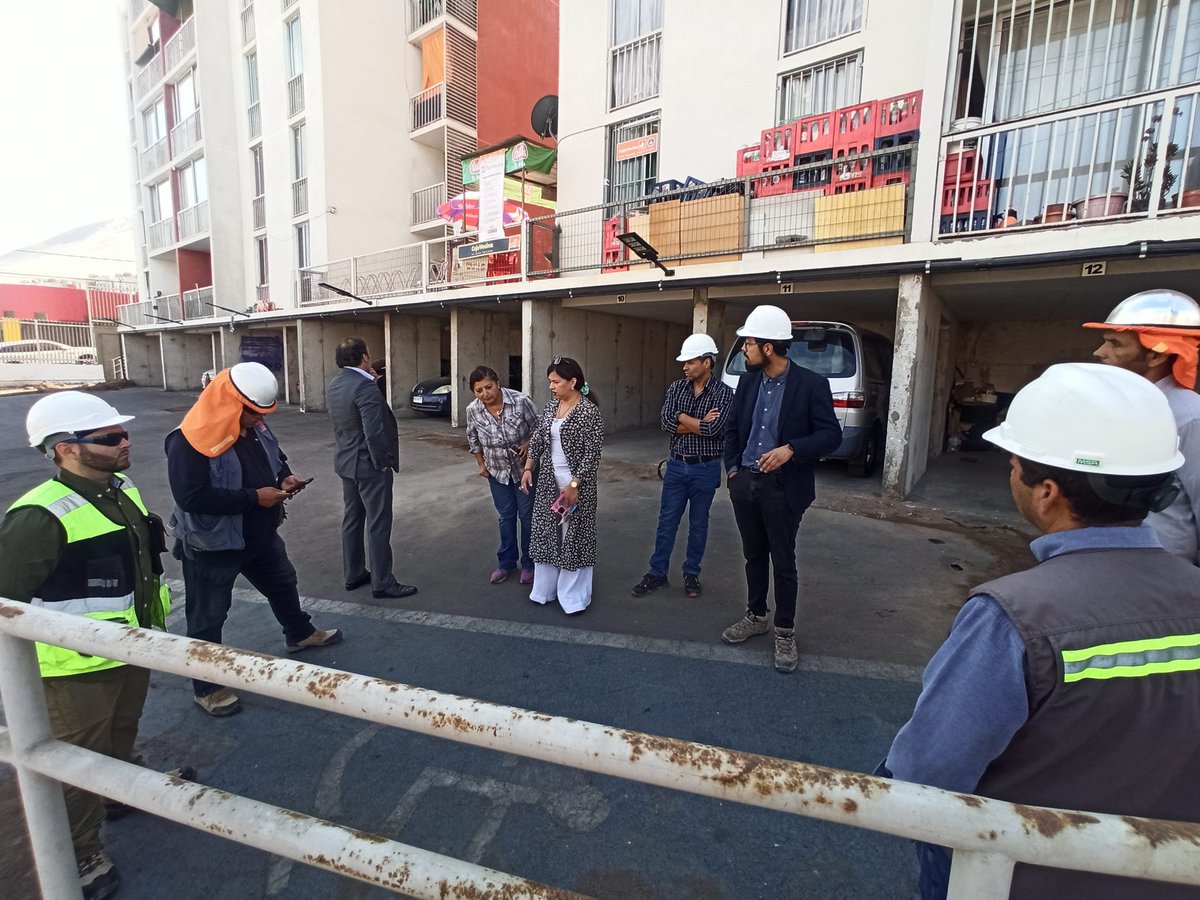 Equipo del Depto Técnico de Serviu, junto al director Patricio Altermatt y dirigentas del sector, realizan  fiscalización a trabajos de mejoramiento y cambio de redes de las Manzanas H e I en el Conjunto habitacional Las Dunas I. #PlanEmergenciaHabitacional #ChileAvanzaContigo