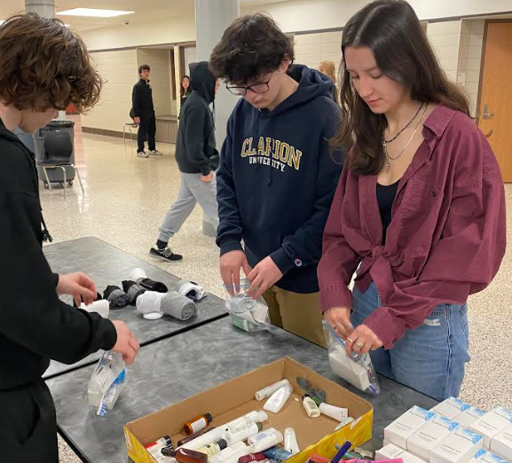 fc_outreach's tweet photo. Our March Service Project took place in school as we created hygiene kits to support those in Pittsburgh without housing. Thanks to the community for donating too! https://t.co/aqYxGx20OP