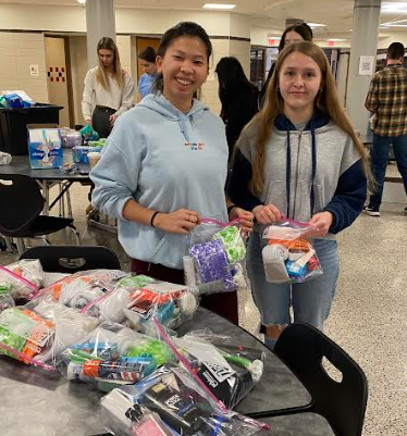 fc_outreach's tweet photo. Our March Service Project took place in school as we created hygiene kits to support those in Pittsburgh without housing. Thanks to the community for donating too! https://t.co/aqYxGx20OP