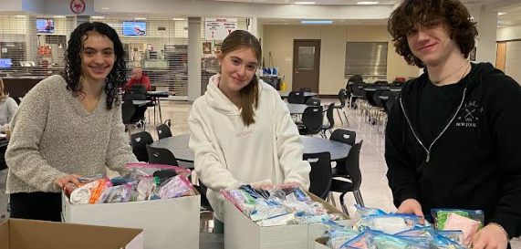 fc_outreach's tweet photo. Our March Service Project took place in school as we created hygiene kits to support those in Pittsburgh without housing. Thanks to the community for donating too! https://t.co/aqYxGx20OP