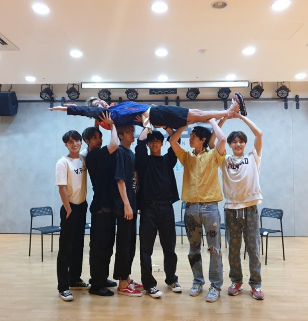 PR3F3R's tweet photo. 후...이놈 보소?                                        후이 넘보쇼? https://t.co/p70vvNKXJh