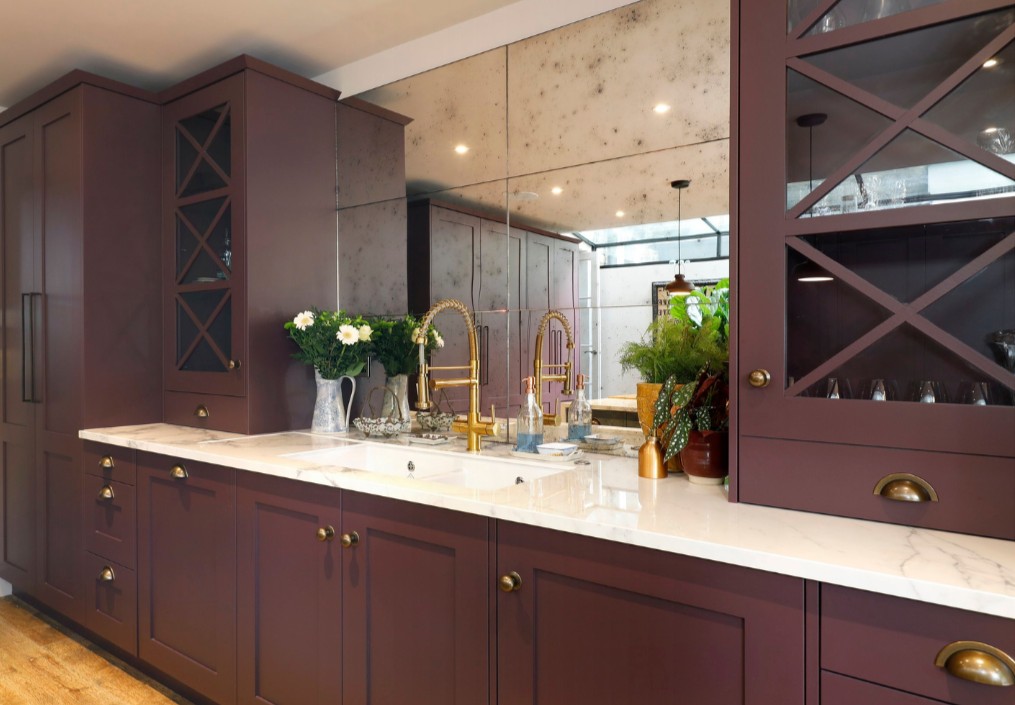 Mirrored splashback visually expands this kitchen.

#kitchendesign #interiordesign #kitchendecor #interiorinspiration #interiorinspo