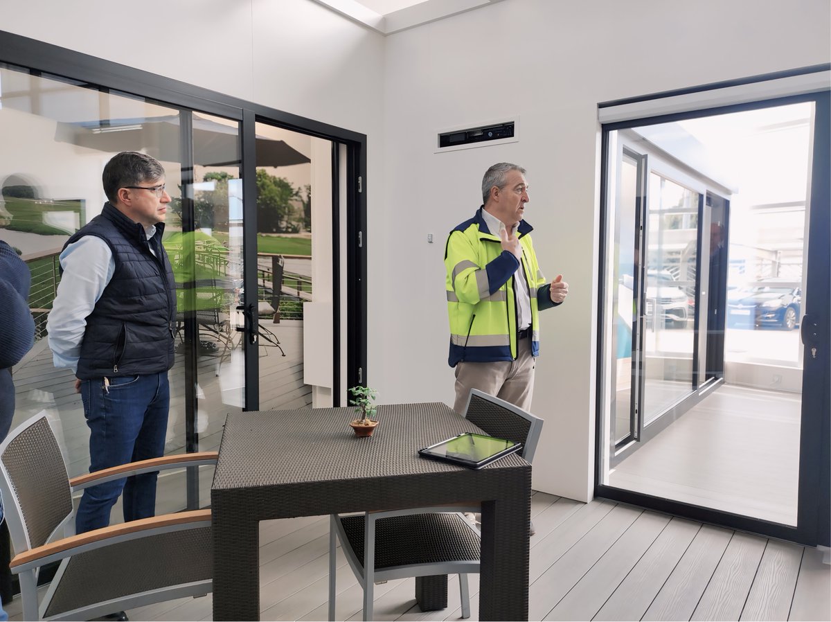 La semana pasada nos sumergimos en la esencia de nuestras ventanas exclusivas, redescubriendo cada detalle que las distingue. Acompañado de una visita a la instalación y exposición de Deceuninck, contemplamos de cerca la innovación y compromiso con la calidad que nos define.