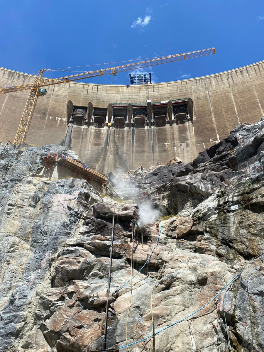 This week, a joint stakeholder mission has set off to Siavonga for monitoring and discussions on the rehabilitation of the Kariba Dam. The mission saw a 94% completion of the Plunge Pool works and it is expected that the pool will be refilled by the end of 2024. #SweZam 🇸🇪🇿🇲